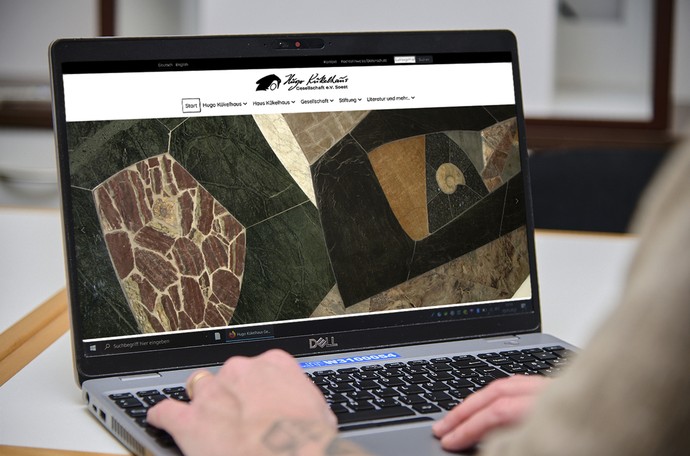 Ansicht der Webseite des Museum Hugo Kükelhaus an einem Laptop.