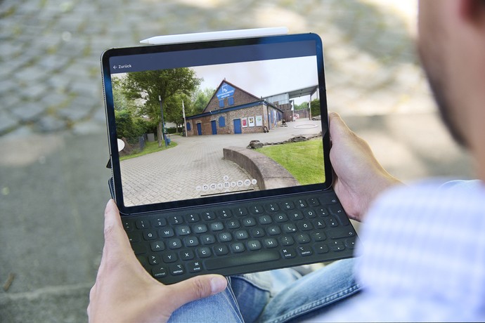 Ansicht der Multimedia-Guide-App an einem Tablet