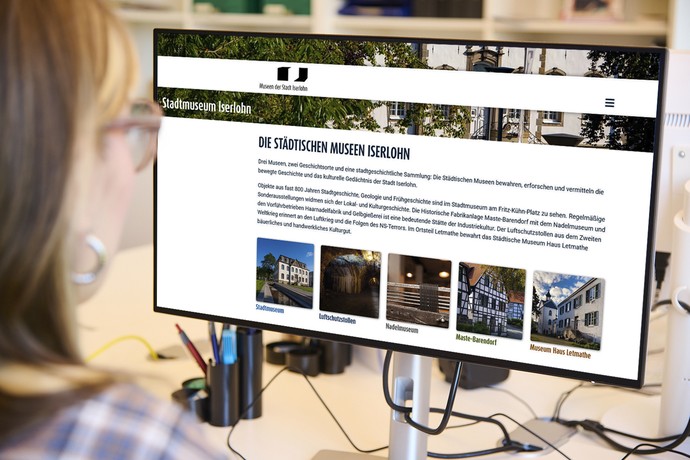 Ansicht der Webseite der Städtischen Museen Iserlohn an einem Bildschirm